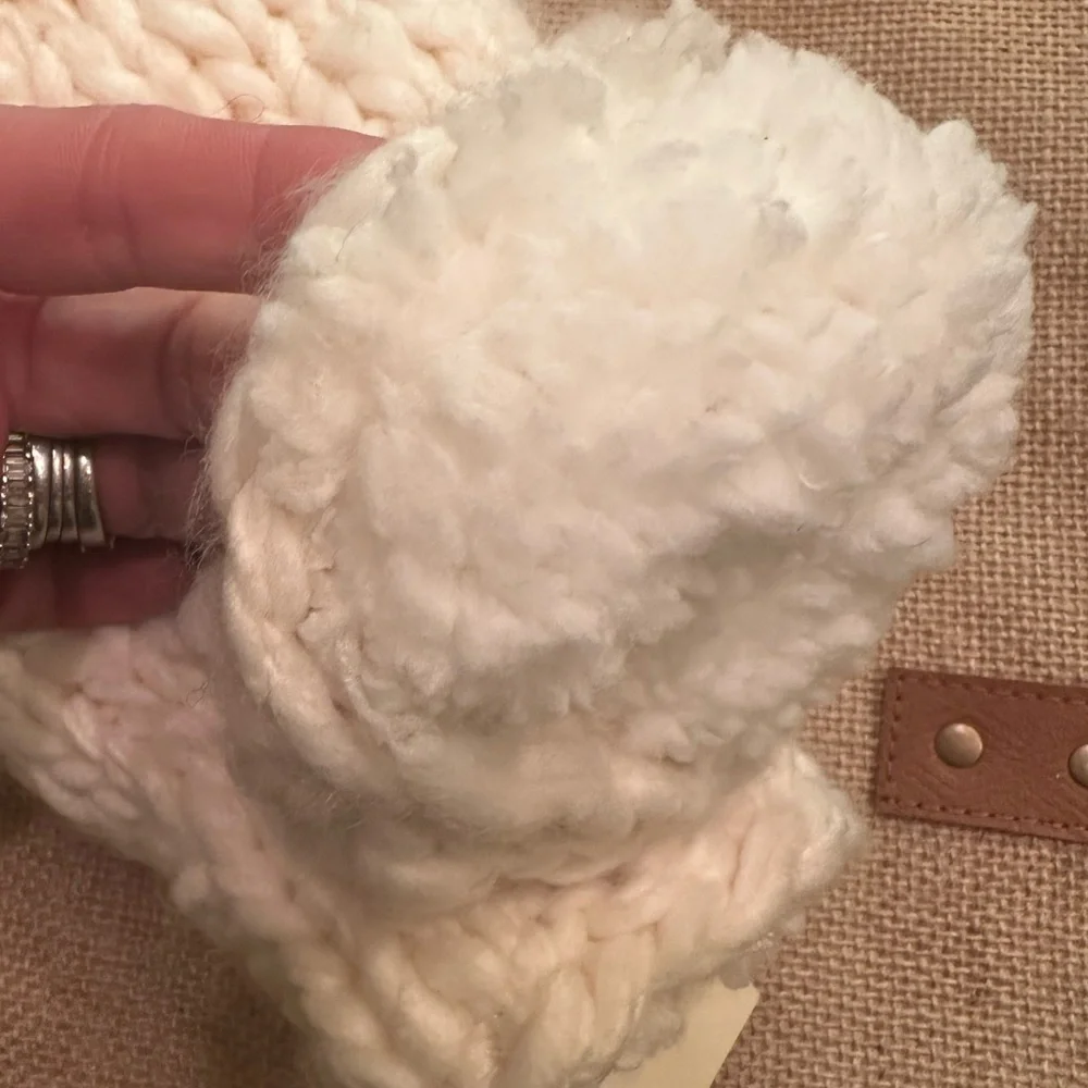 NWT Chunky Knit Fleece Lined Cream Mittens - Picture 3 of 5